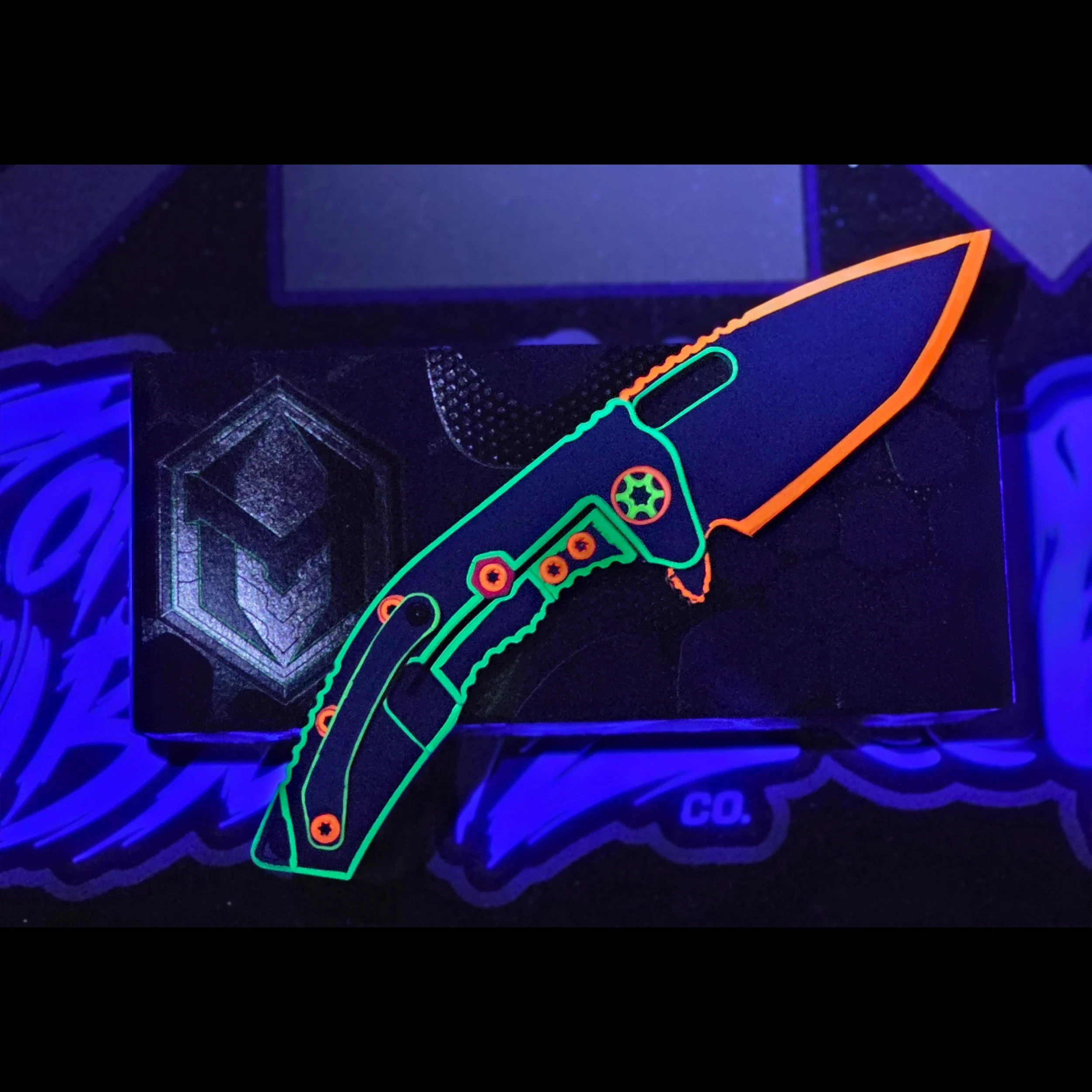 Bladebinge - Heretic Medusa 80s Neon Cel-Shade Tanto - S/N 55