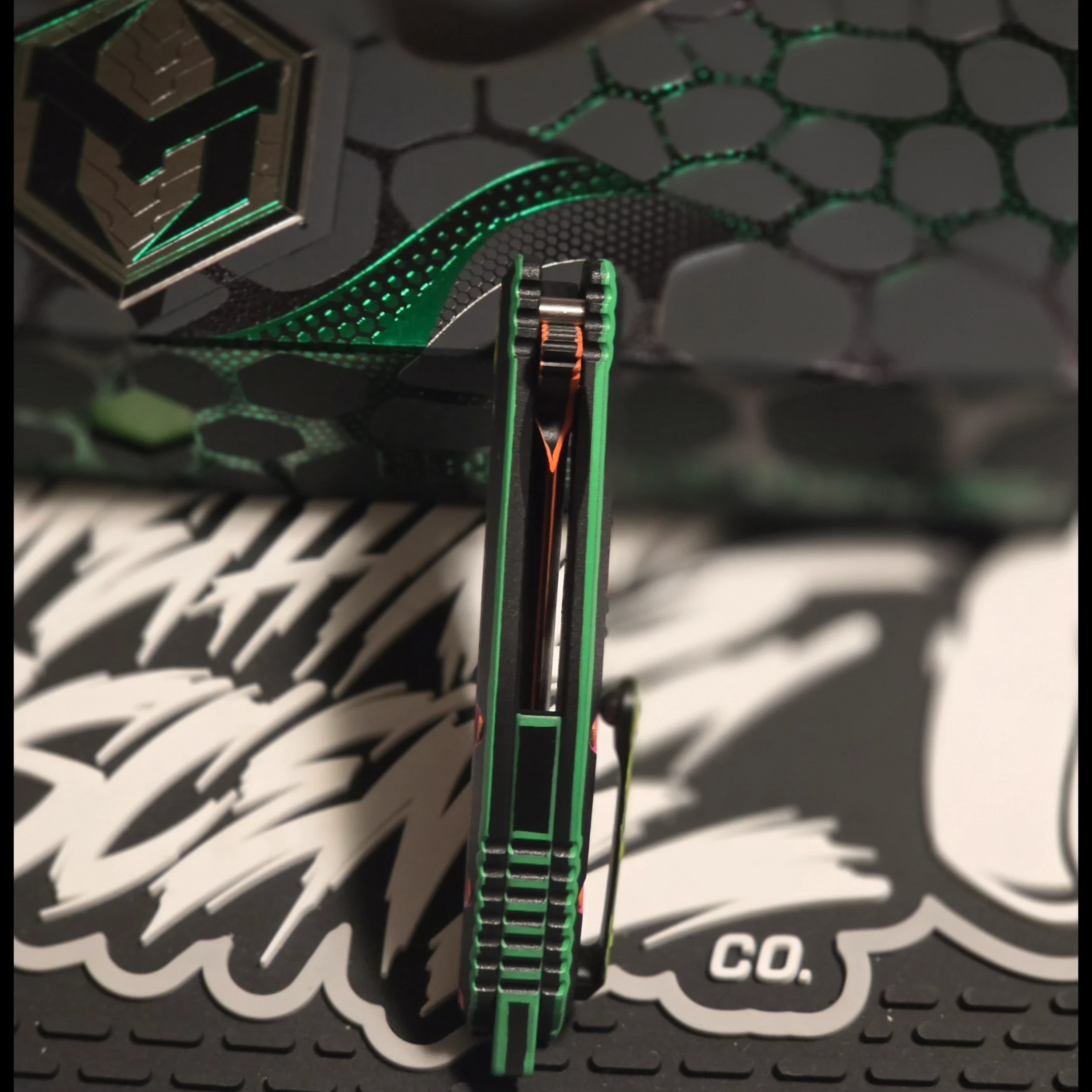 Bladebinge - Heretic Medusa 80s Neon Cel-Shade Tanto - S/N 55