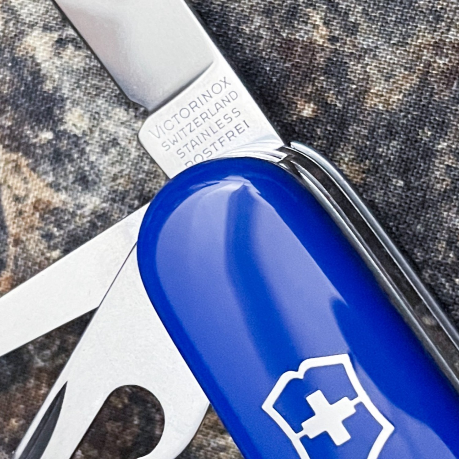 Bladebinge Victorinox Explorer Blue Swiss Army Knife w/ Magnifying