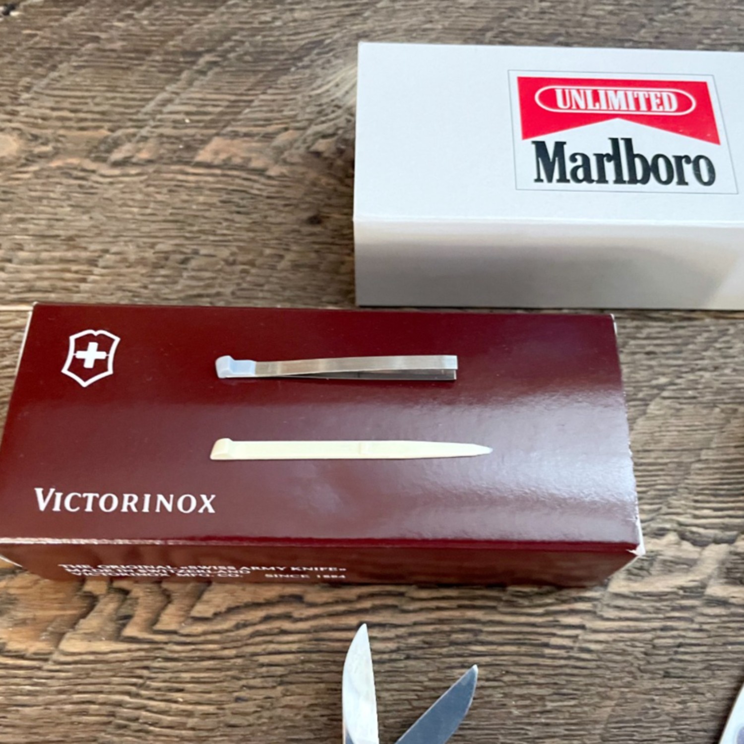 Bladebinge - Victorinox Outdoorsman Marlboro Red Swiss Army Multi