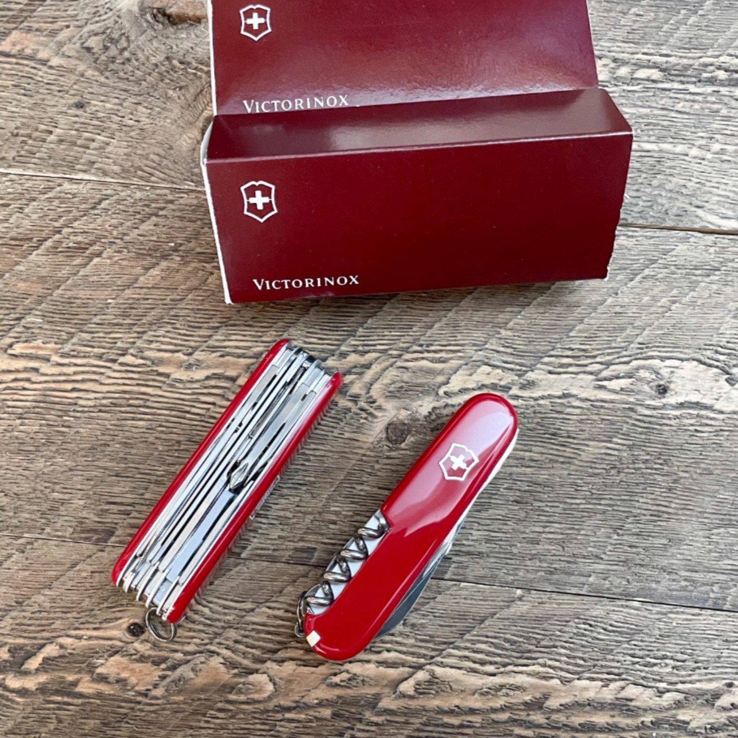 Bladebinge - Victorinox Outdoorsman Marlboro Red Swiss Army Bladebinge - Victorinox Outdoorsman Marlboro Red Swiss Army