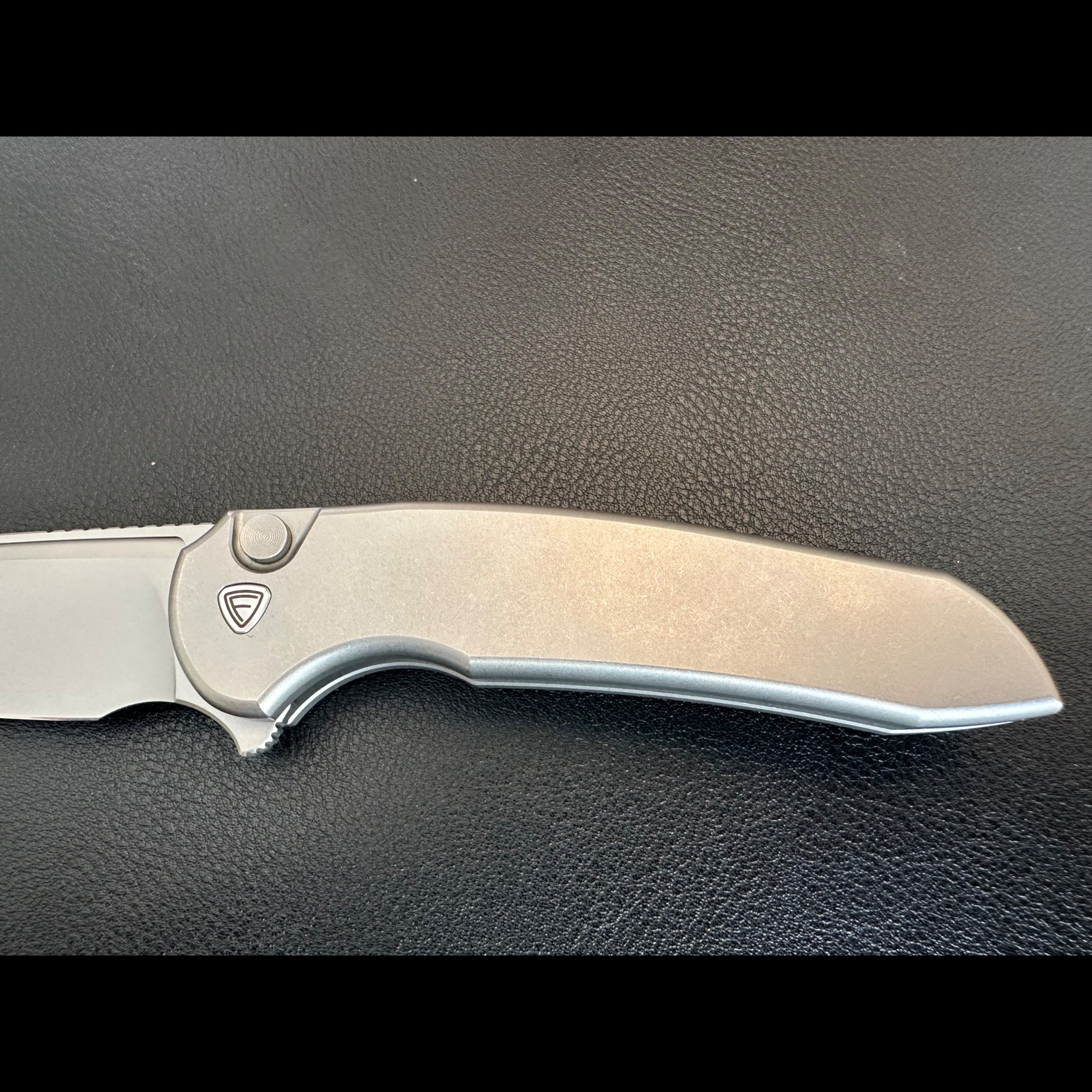 Bladebinge - Ferrum Forge Stinger Titanium Button Lock