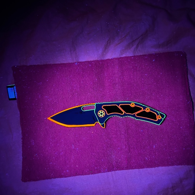 Bladebinge - Heretic Medusa Manual 80s Neon Cel-Shade Tanto - BROP