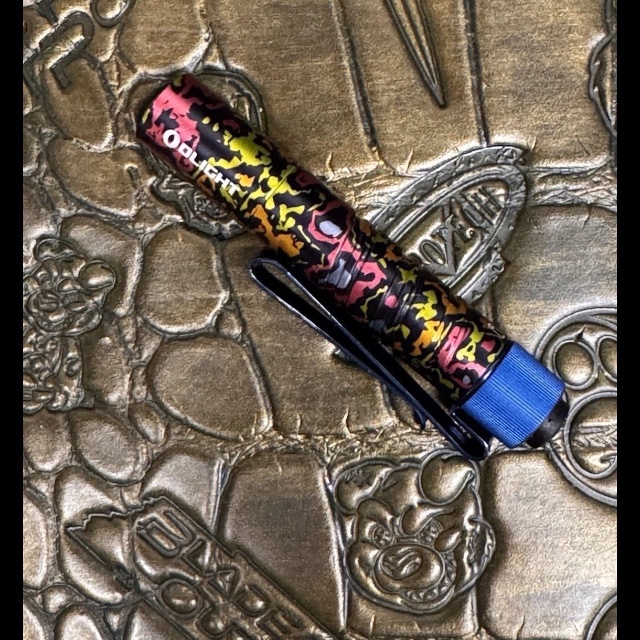 Bladebinge - Olight I3T 2 EOS - 80s Camo Carbon - Limited Edition