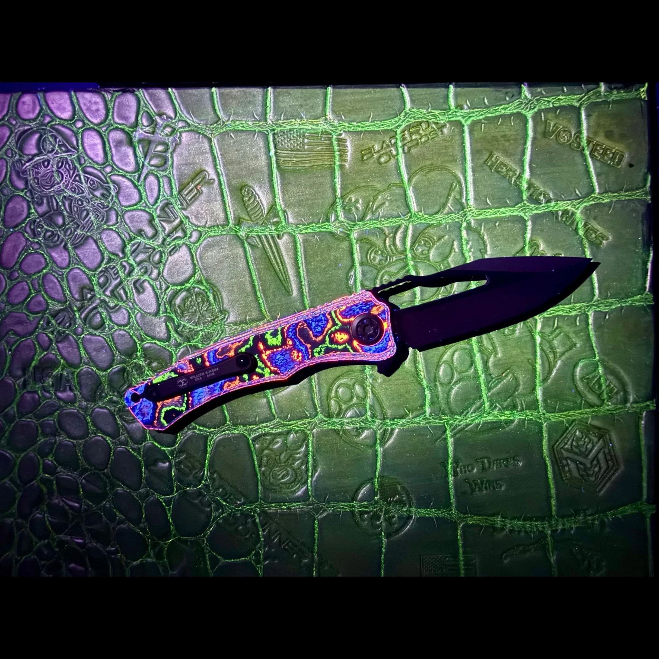 Bladebinge - Heretic Knives - Manual Wraith v4 - 80s Camo Carbon