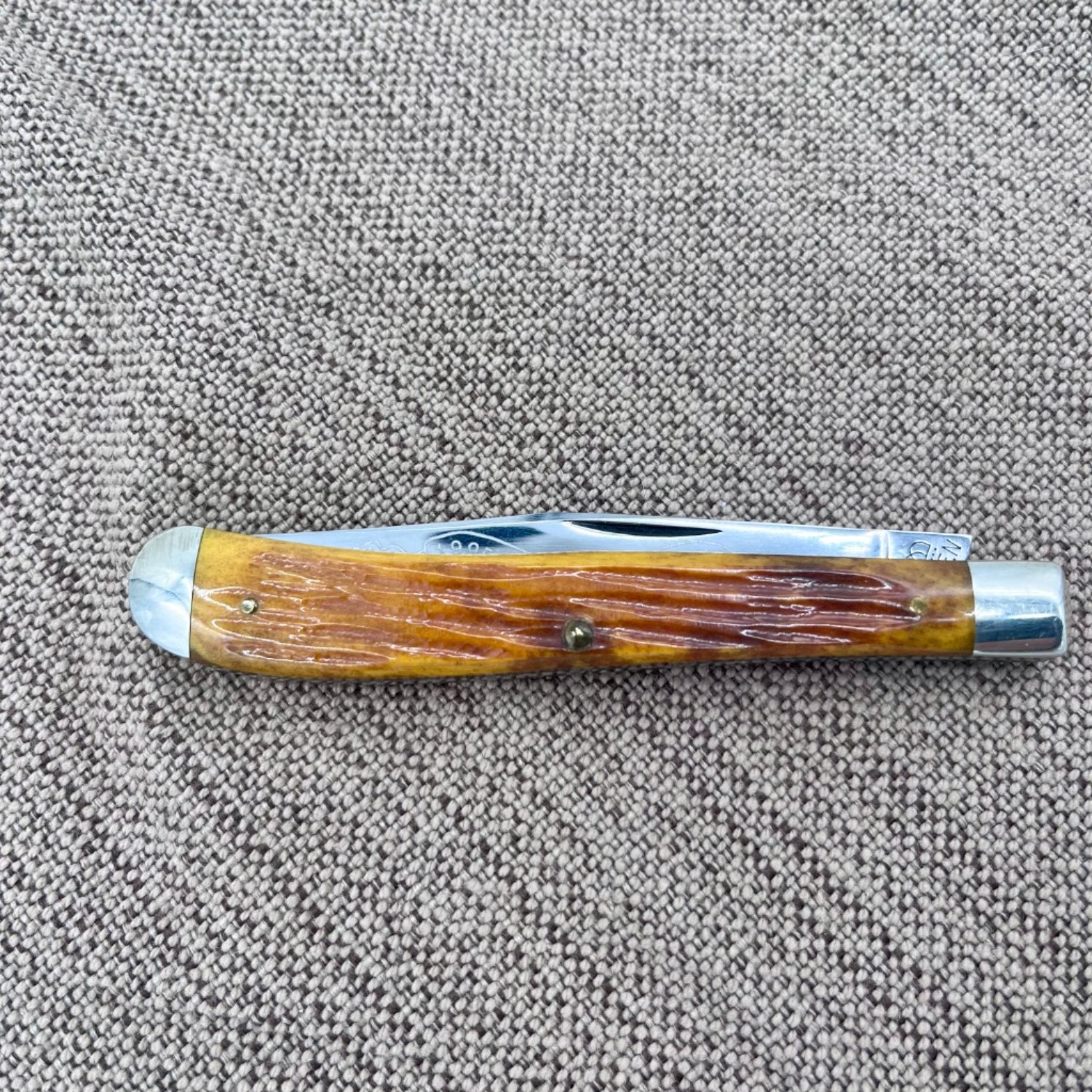 Bladebinge - 1995 Queen Honey Bone Slim Line Trapper NKCA